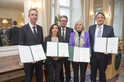 von li nach re: Peter Ruggenthaler, Monika Oberer, Christopher Drexler, Ursula Diefenbach (Preis in Empfang genommen für Wolfgang Ernst), Frank Madeo © Foto Fischer von li nach re: Peter Ruggenthaler, Monika Oberer, Christopher Drexler, Ursula Diefenbach (Preis in Empfang genommen für Wolfgang Ernst), Frank Madeo © Foto Fischer