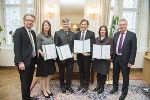 LR Christopher Drexler (li.) und LR Anton Lang (re.) mit den Preisträgern des Forschungspreises 2016: Julia Langer, Karl Steininger, Ernst Albegger und Nina Schalk (v.l.) © Foto Fischer LR Christopher Drexler (li.) und LR Anton Lang (re.) mit den Preisträgern des Forschungspreises 2016: Julia Langer, Karl Steininger, Ernst Albegger und Nina Schalk (v.l.) © Foto Fischer