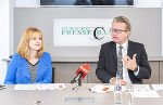 Gesundheits- und Pflegelandesrat Christopher Drexler wünscht der neuen PatientInnen- und Pflegeombudsfrau Michaela Wlattnig alles Gute für ihre neue Aufgabe. © Foto Fischer Gesundheits- und Pflegelandesrat Christopher Drexler wünscht der neuen PatientInnen- und Pflegeombudsfrau Michaela Wlattnig alles Gute für ihre neue Aufgabe. © Foto Fischer