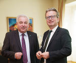 Landeshauptmann Hermann Schützenhöfer und Gesundheitslandesrat Christopher Drexler freuen sich über das Investitionspaket zur weiteren Modernisierung der Gesundheitsversorgung und die kräftige finanzielle Beteiligung des Bundes. © steiermark.at / Streibl Landeshauptmann Hermann Schützenhöfer und Gesundheitslandesrat Christopher Drexler freuen sich über das Investitionspaket zur weiteren Modernisierung der Gesundheitsversorgung und die kräftige finanzielle Beteiligung des Bundes. © steiermark.at / Streibl