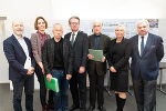 v.l.n.r.: Dr. Johannes Koinig (Stellvertretender Geschäftsführer Gesundheitsfonds Steiermark), Mag.a Marion Zechner (PatientInnen- und Pflegeombudsschaft), Dr. Erwin Schwentner (Senatspräsident des OLG i.R.), LR Mag. Christopher Drexler, Altbürgermeister Alfred Stingl (Leiter der Unabhängigen Expertenkommission), Eveline Brandstätter, MSc (Pflegedirektorin des LKH Graz II), Univ. Prof. Dr. Karlheinz Tscheliessnigg (Vorstandsvorsitzender der KAGes) © steiermark.at / Streibl v.l.n.r.: Dr. Johannes Koinig (Stellvertretender Geschäftsführer Gesundheitsfonds Steiermark), Mag.a Marion Zechner (PatientInnen- und Pflegeombudsschaft), Dr. Erwin Schwentner (Senatspräsident des OLG i.R.), LR Mag. Christopher Drexler, Altbürgermeister Alfred Stingl (Leiter der Unabhängigen Expertenkommission), Eveline Brandstätter, MSc (Pflegedirektorin des LKH Graz II), Univ. Prof. Dr. Karlheinz Tscheliessnigg (Vorstandsvorsitzender der KAGes) © steiermark.at / Streibl