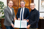 KAGes-Zentralbetriebsratsvorsitzender Michael Tripolt, Personallandesrat Christopher Drexler, Landespersonalvertretungs-Obmann Günther Lippitsch © steiermark.at/Streibl KAGes-Zentralbetriebsratsvorsitzender Michael Tripolt, Personallandesrat Christopher Drexler, Landespersonalvertretungs-Obmann Günther Lippitsch © steiermark.at/Streibl