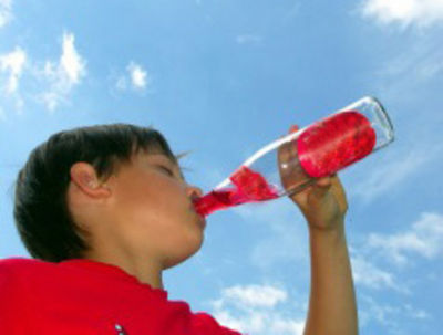 Jugendlicher trinkt aus der Flasche © Abteilung 8/Weixler