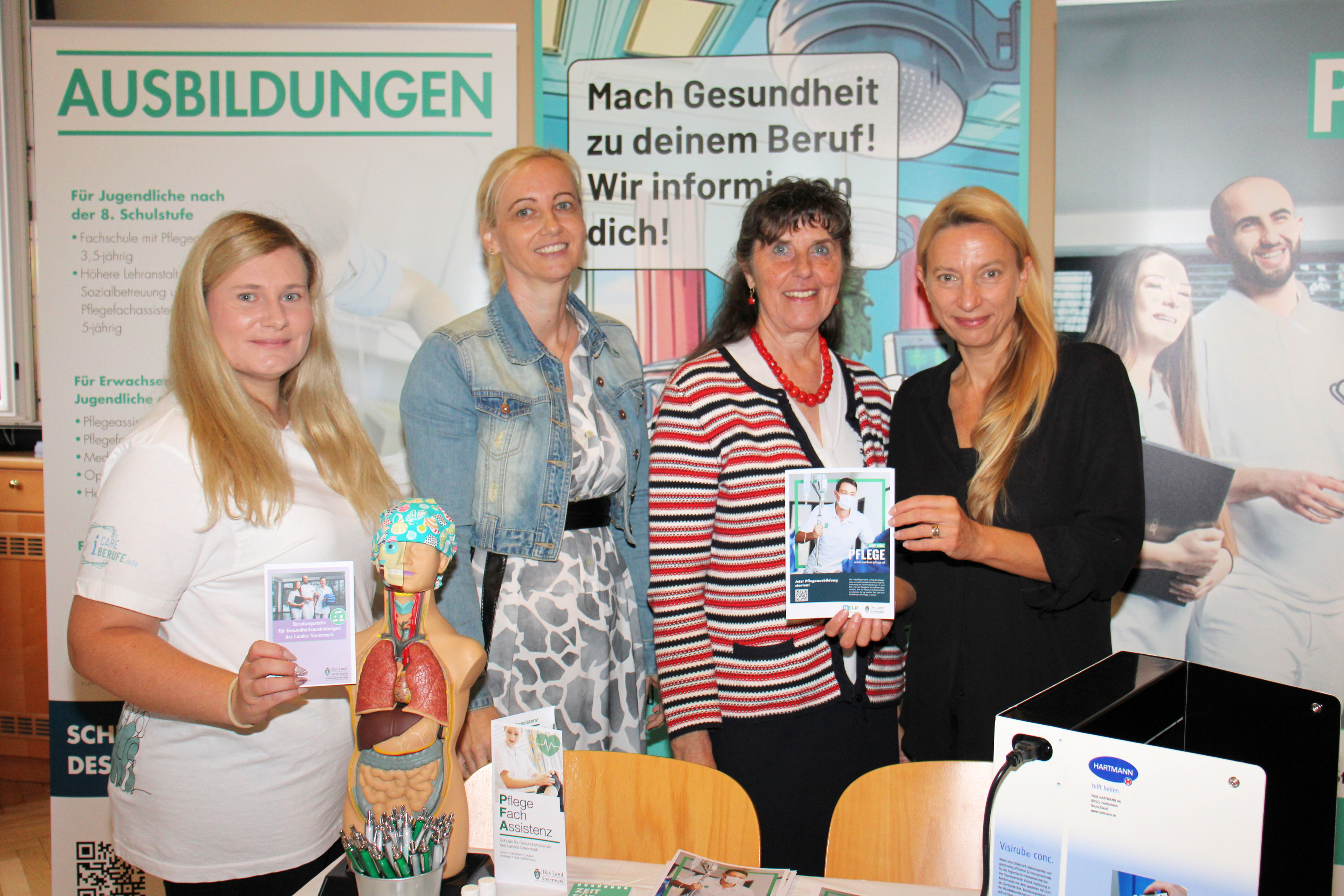 Frau Astrid Ahne (Beratungsstelle für Gesundheitsberufe Land Steiermark), Frau Mag.a Bettina Hirsch (Lehrerin für Gesundheits- und Krankenpflege SAGKFL - Maria Lankowitz), Frau Mag.a Rosemarie Langbauer (Direktorin SAGKFL), Frau Mag.a Dr.in Juliane Bogner-Strauß (Landesrätin). 