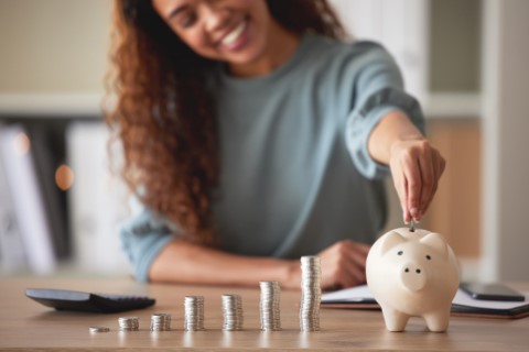 Bild einer Frau mit Sparschwein - Finanzierung